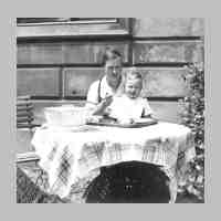 011-0127 Mutter Marie-Erika mit Wolf-Dietrich 1937 in Kuemmritz - Brandenburg.jpg